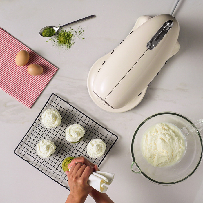 SMEG SMF03CREU Cream product in use