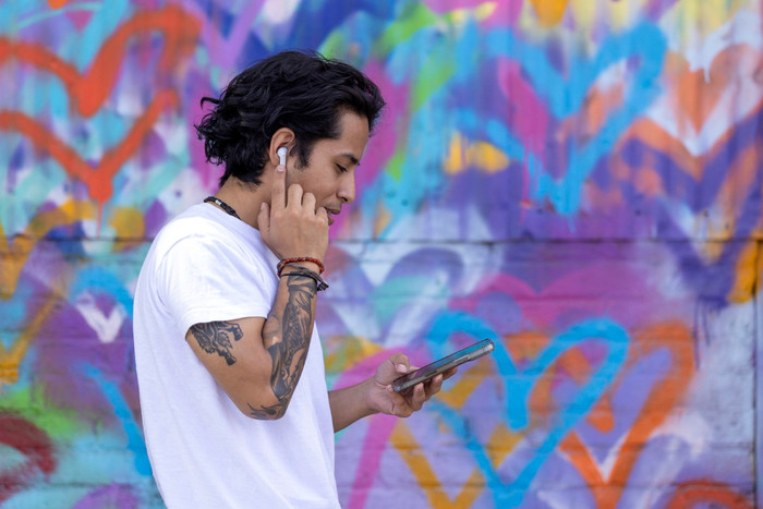 JBL Tune Flex Weiß produkt in gebrauch