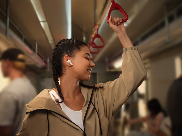 HUAWEI FreeBuds SE 4 ANC White product in use