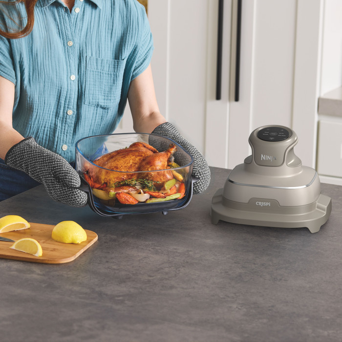 Ninja CRISPi 4-in-1 Glass Airfryer Cream product in use