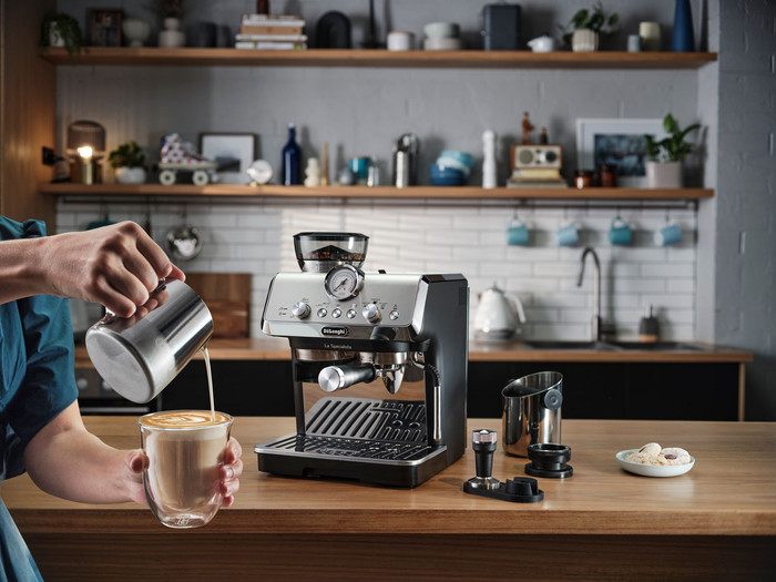 De'Longhi La Specialista Arte EC9155.MB product in use