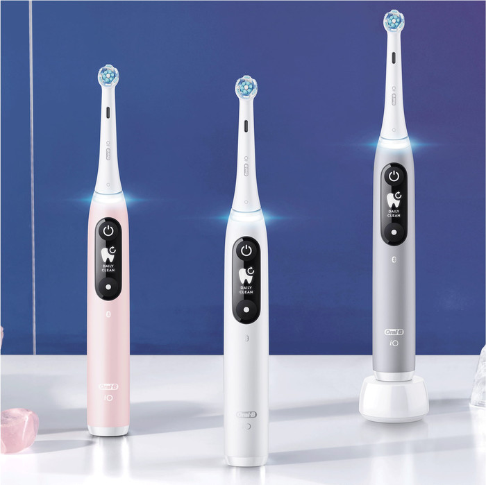 Oral-B iO Series 6N Doppelpack Weiß + Rosa produkt in gebrauch