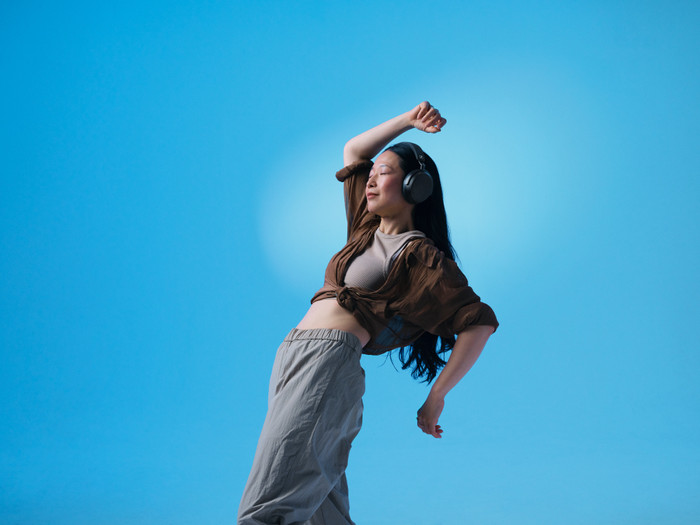 Sennheiser Momentum 4 Wireless Black + BlueBuilt Quick Charge Charger with USB-A Port 18W product in use