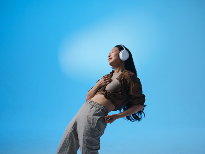 Sennheiser Momentum 4 Wireless White + BlueBuilt Quick Charge Charger with USB-A Port 18W product in use