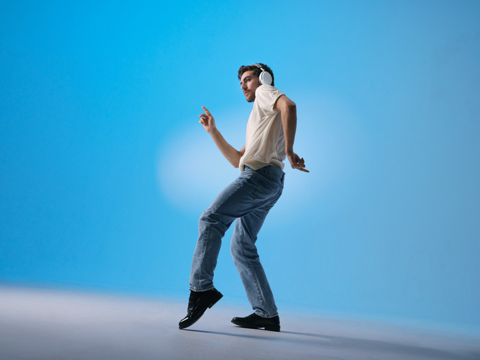 Sennheiser Momentum 4 Wireless White + BlueBuilt Quick Charge Charger with USB-A Port 18W product in use