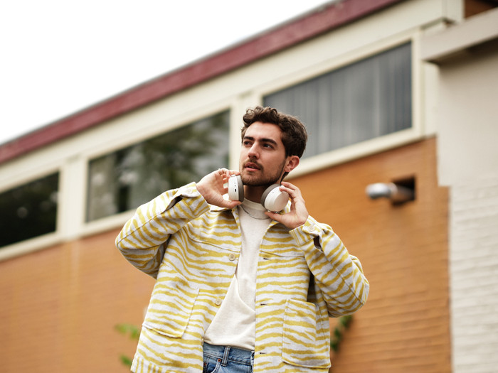 Sennheiser Momentum 4 Wireless White + BlueBuilt Quick Charge Charger with USB-A Port 18W product in use