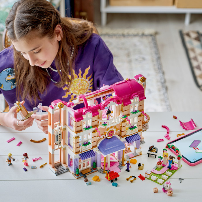 LEGO Friends Das Grandhotel von Heartlake City 42704 produkt in gebrauch