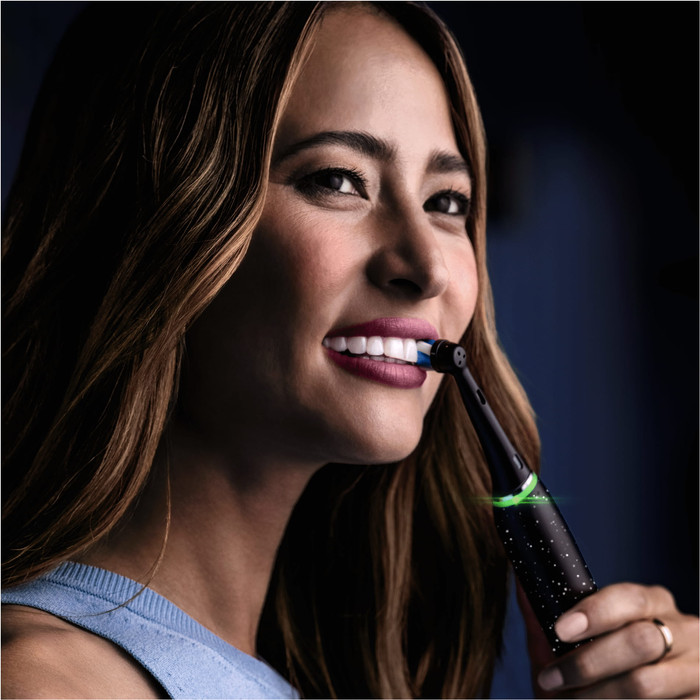 Oral-B iO 10 Black product in use