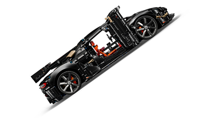LEGO Technic Koenigsegg Sadair's Spear Hypercar 42232 detail