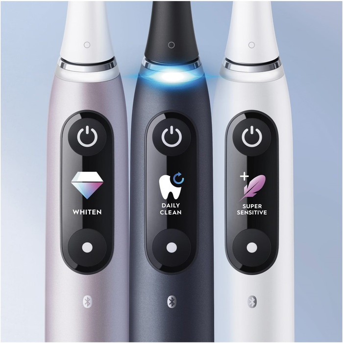 Oral-B iO 9 Holiday Edition with Extra Brush Attachments detail