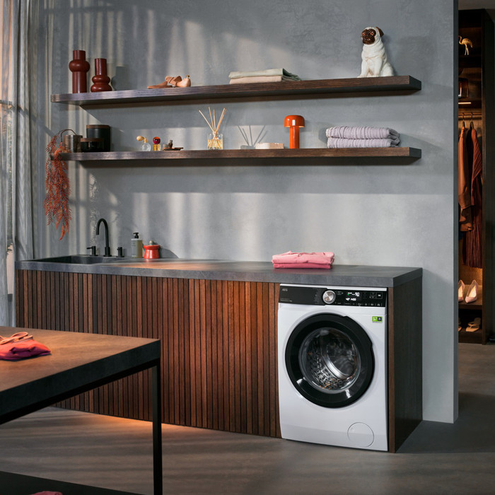 AEG LR8E80690 PowerCare product in use