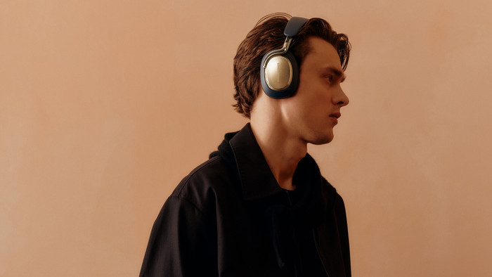 Bowers & Wilkins Px8 S2 Midnight Blue produkt in gebrauch