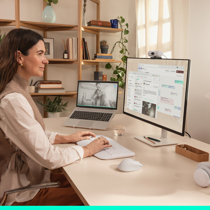 Logitech Signature Comfort Plus M850 L Wireless Mouse Off-White product in use