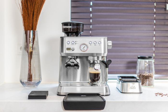 Solis Grind and Infuse Perfetta Edelstahl produkt in gebrauch