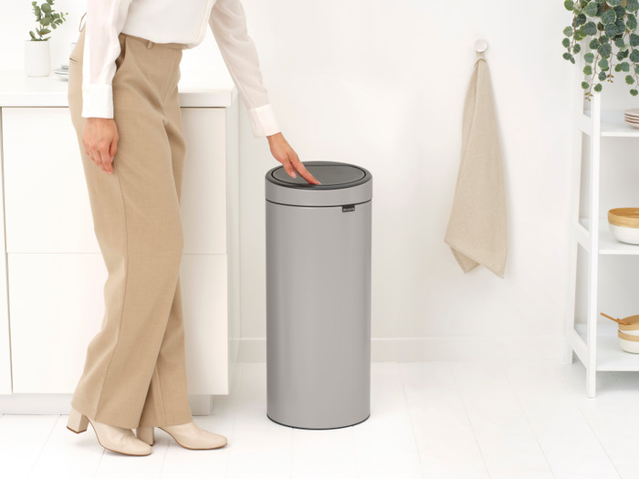 Brabantia Touch Bin Mülleimer 30 Liter Soft Grey produkt in gebrauch