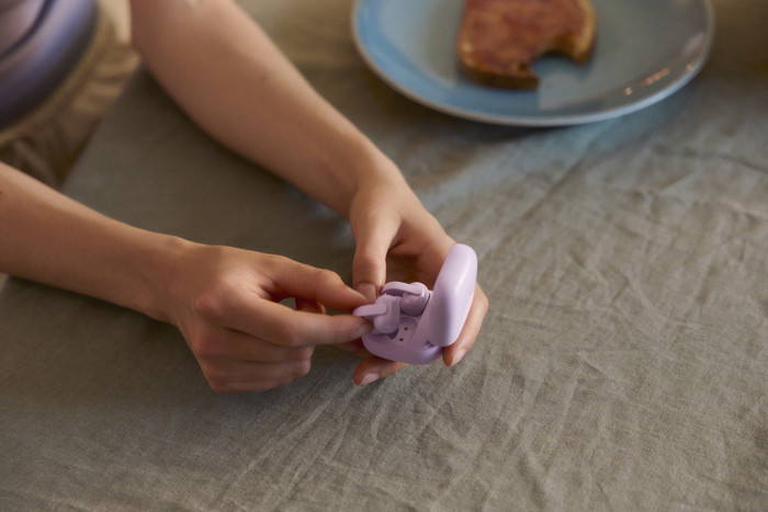 Sony Linkbuds Clip Lila produkt in gebrauch