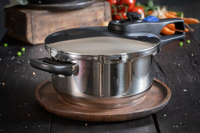 ELO Pressure Cooker Praktika Plus XS 4 L product in use