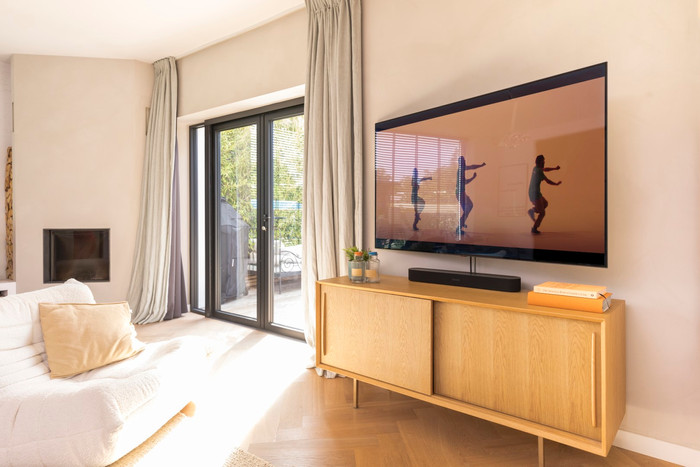 BlueBuilt Feste Wandhalterung 32 Zoll - 50 Zoll Schwarz produkt in gebrauch