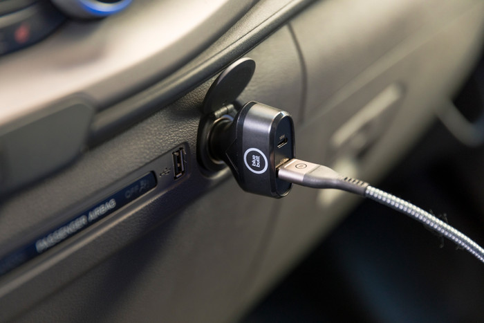 BlueBuilt Power Delivery und Quick Charge Autoladegerät mit zwei USB-Anschlüssen 20W Schwarz produkt in gebrauch