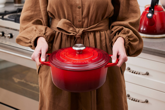 Le Creuset Signature Runde Bräter 28 cm Kirschrot produkt in gebrauch