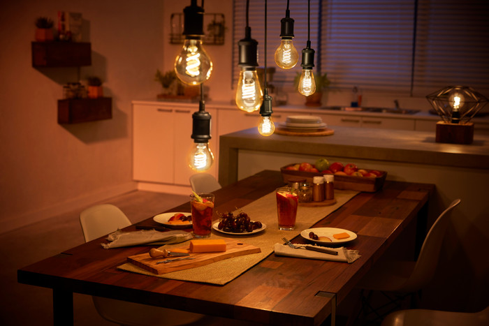 Philips Hue Filamentlampe White Standard E27 - 2023 - 4er-Pack produkt in gebrauch