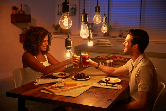 Philips Hue Filamentlampe White Standard E27 - 2023 - 4er-Pack produkt in gebrauch