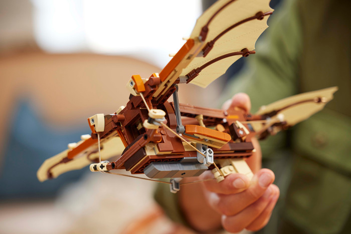 LEGO Icons Leonardo da Vincis Fluggerät 10363 produkt in gebrauch
