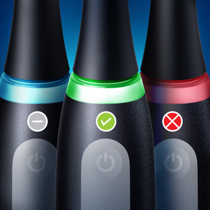 Oral-B iO 3 Schwarz und Blau Doppelpack produkt in gebrauch