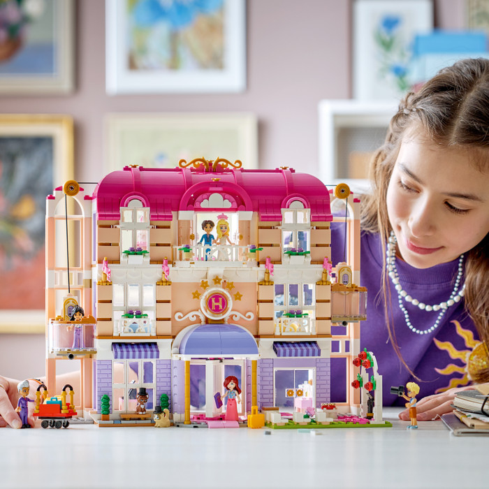 LEGO Friends Das Grandhotel von Heartlake City 42704 produkt in gebrauch