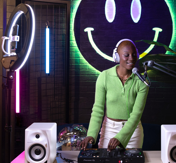 Pioneer DJ DDJ-FLX4 product in use