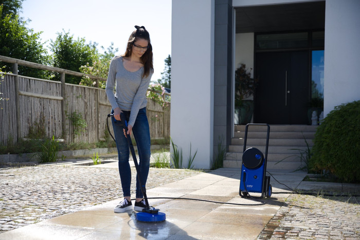 Nilfisk Core 140 In Hand PowerControl produkt in gebrauch