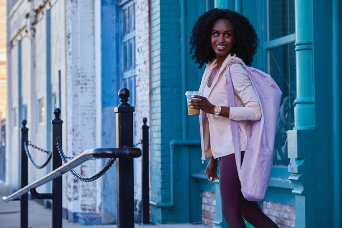 Garmin Vivomove Trend Gold/Gray product in use