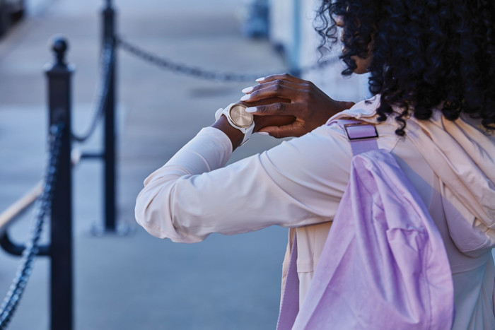 Garmin Vivomove Trend Gold/Gray product in use