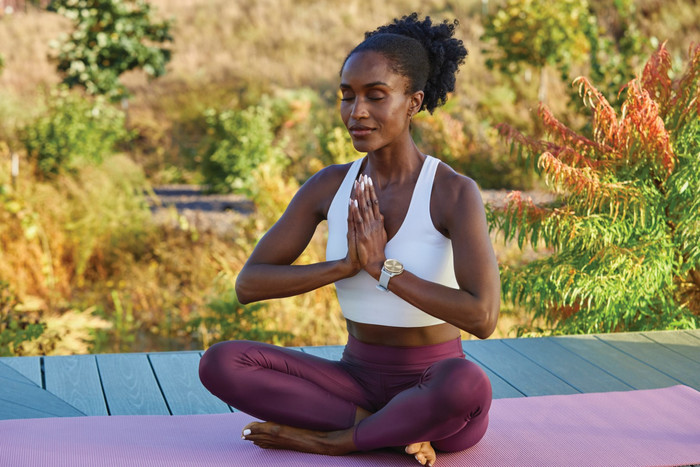 Garmin Vivomove Trend Gold/Gray product in use