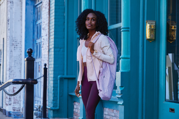 Garmin Vivomove Trend Gold/Gray product in use