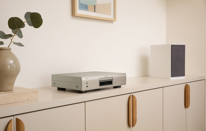 Denon DCD-900 Silver product in use