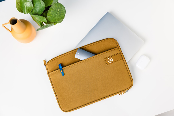 BlueBuilt Laptophülle für das Apple MacBook Pro 16 Zoll Gelb produkt in gebrauch