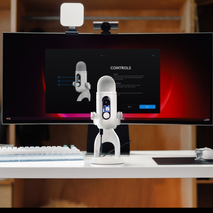 Blue Yeti 2 White product in use
