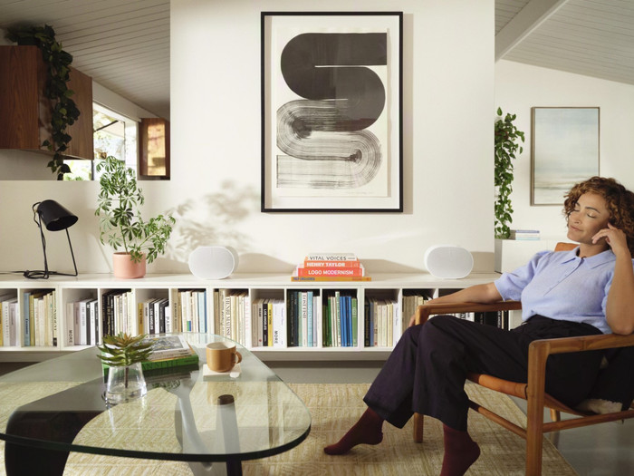 Sonos Beam Gen. 2 Weiß + 2x Era 300 Weiß produkt in gebrauch