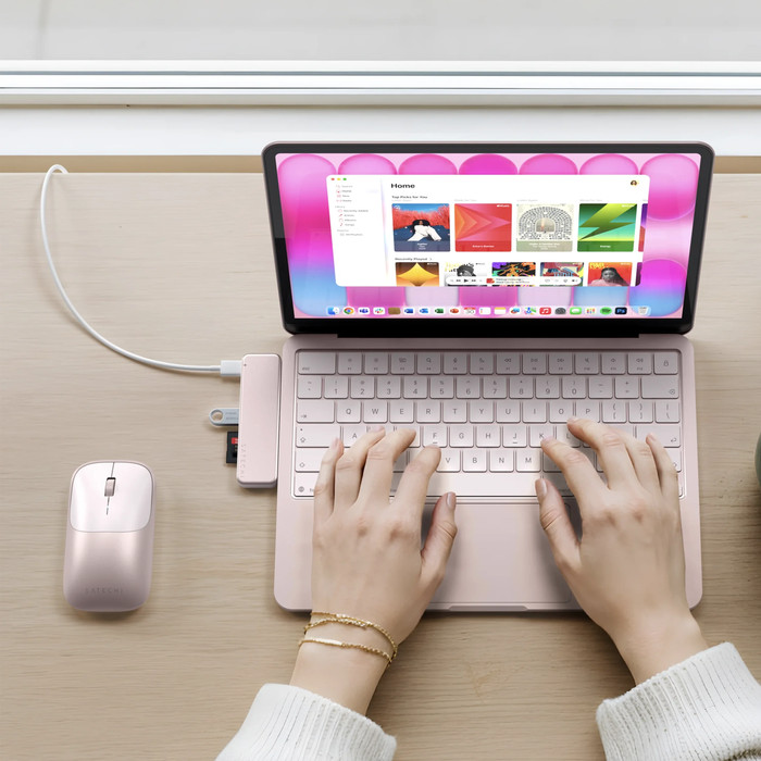 Satechi USB-C Snap Hub Blush produkt in gebrauch