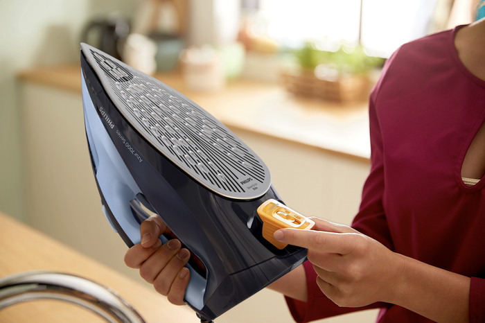 Philips 7000 Series DST7041/20 product in use