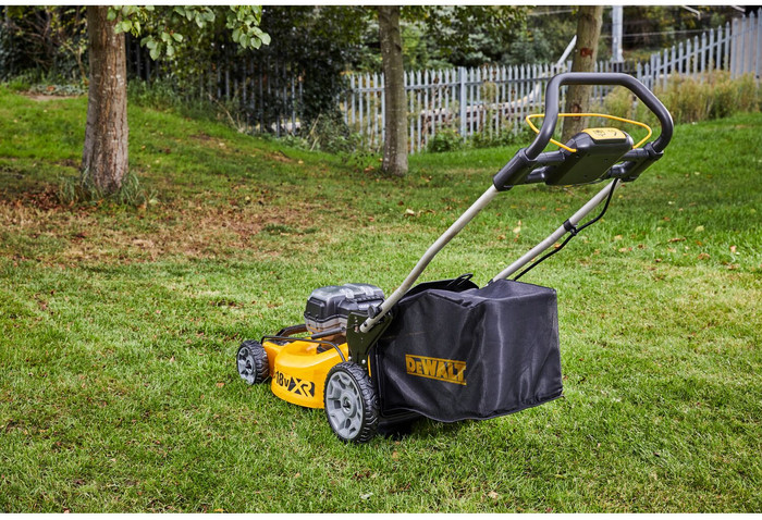 DeWalt DCMW564P2-QW product in use