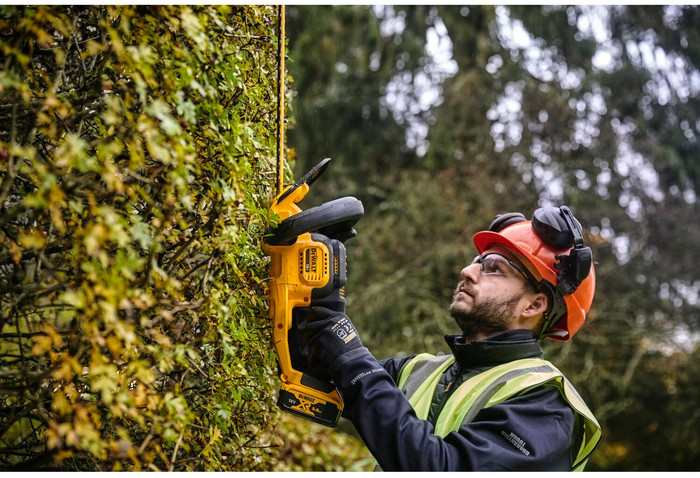 DeWalt DCMHT563P1-QW product in use