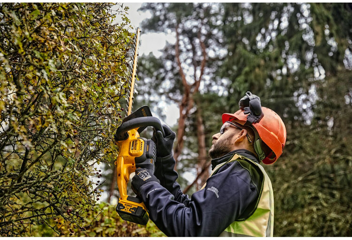 DeWalt DCMHT563P1-QW product in use