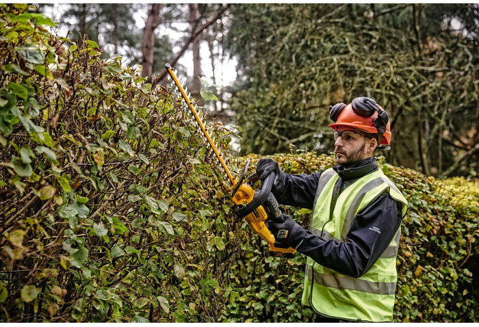 DeWalt DCMHT563P1-QW product in use