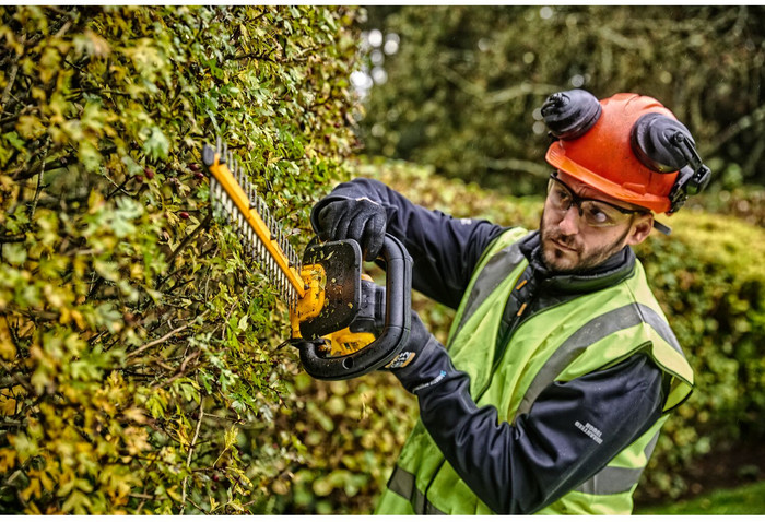 DeWalt DCMHT563P1-QW product in use