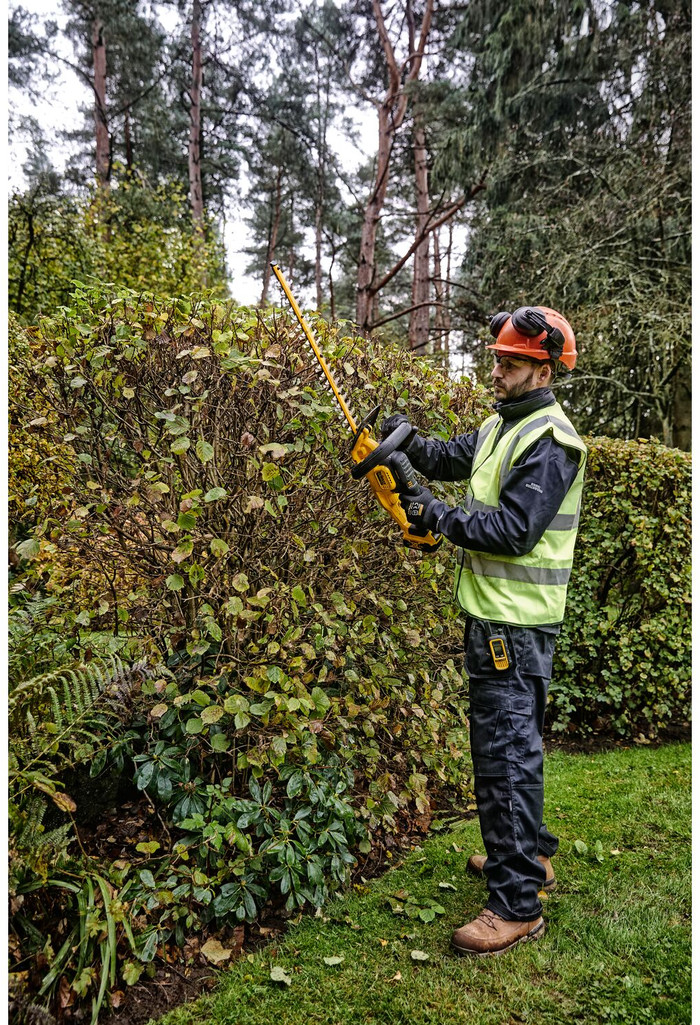 DeWalt DCMHT563P1-QW product in use