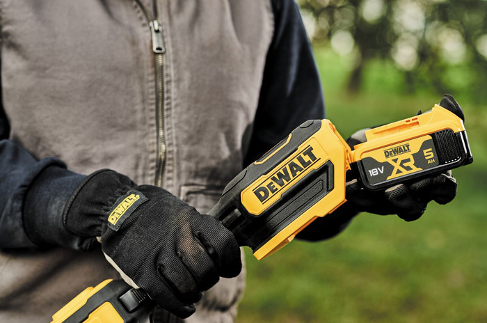 DeWalt DCMST561P1-QW produkt in gebrauch