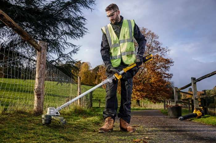 DeWalt DCMST561P1-QW produkt in gebrauch