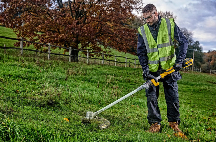 DeWalt DCMST561P1-QW produkt in gebrauch